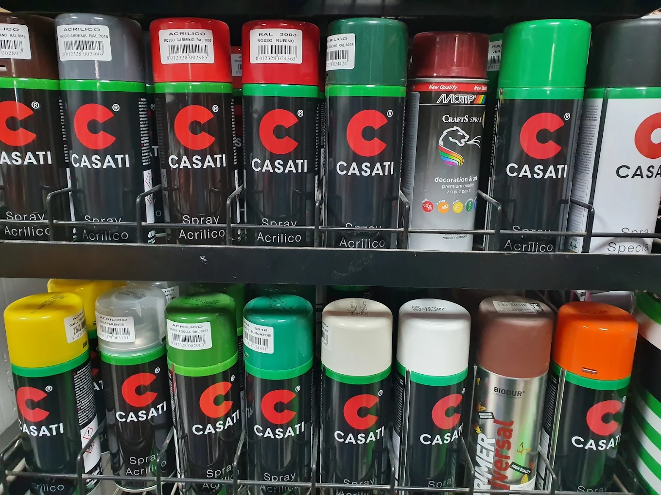 Casati akril spray-k a bolt polcán