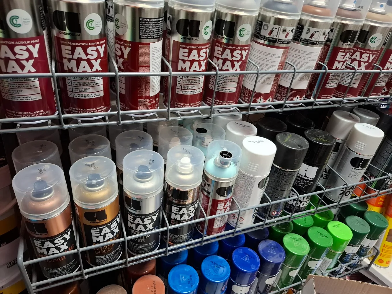 Cosmoslac Easy Max spray-k és metál festékek a drótpolcon