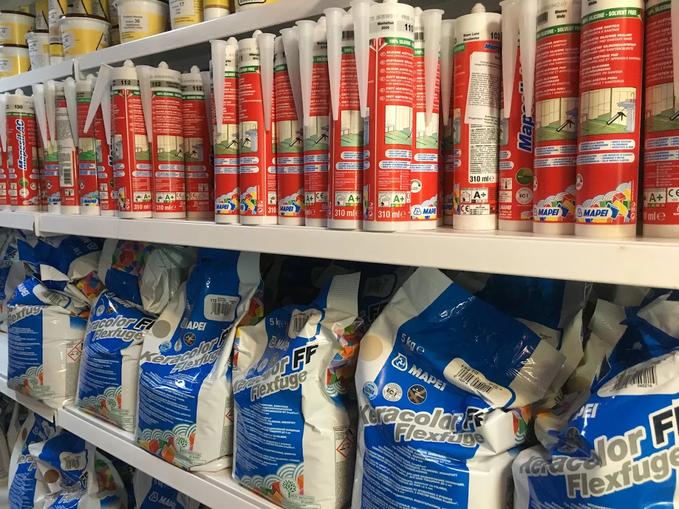 Mapei szilikonok és Keracolor FF flexfugák a burkolós polcon